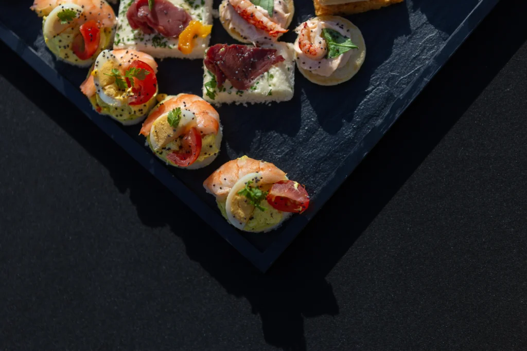 Plateau dégustation noir composé de bouchées aux crevettes