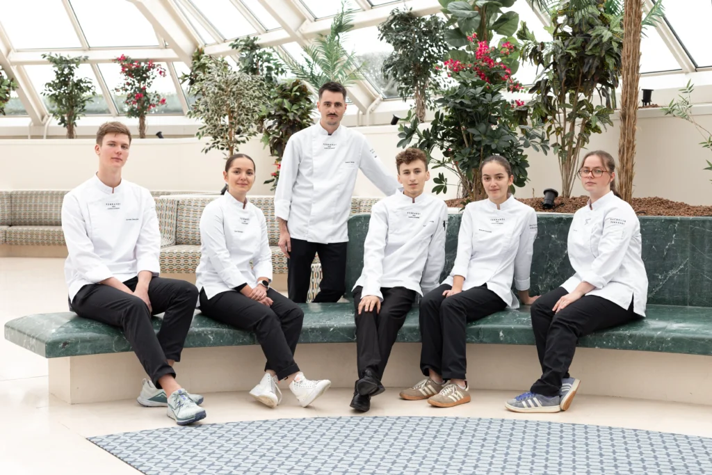 groupe de patissier assis au festival patiss art de deauville