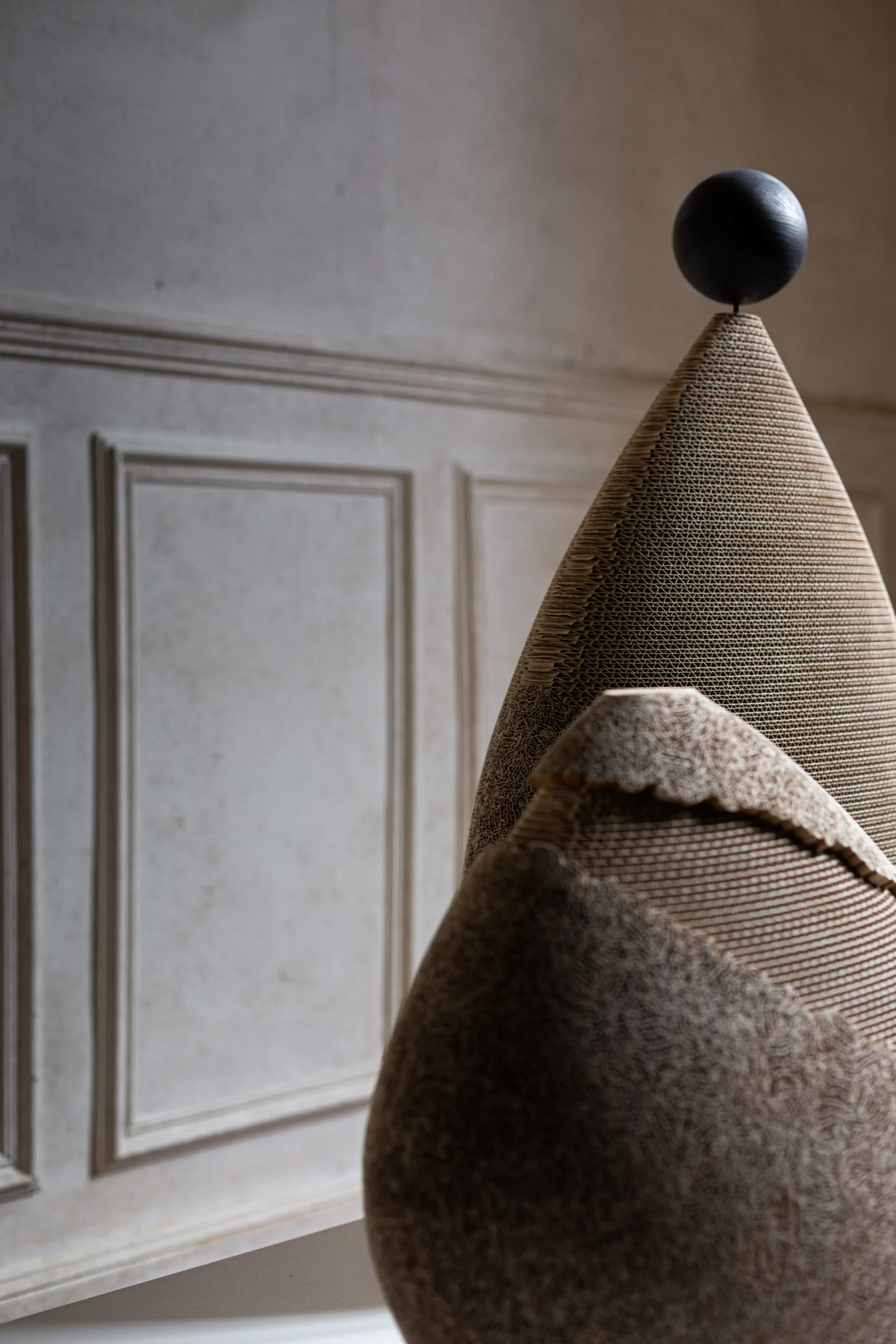 exposition artiste carton posé sur socle dans pièce sombre lors des journée européenne des métiers d'art mortagne-au-perche orne