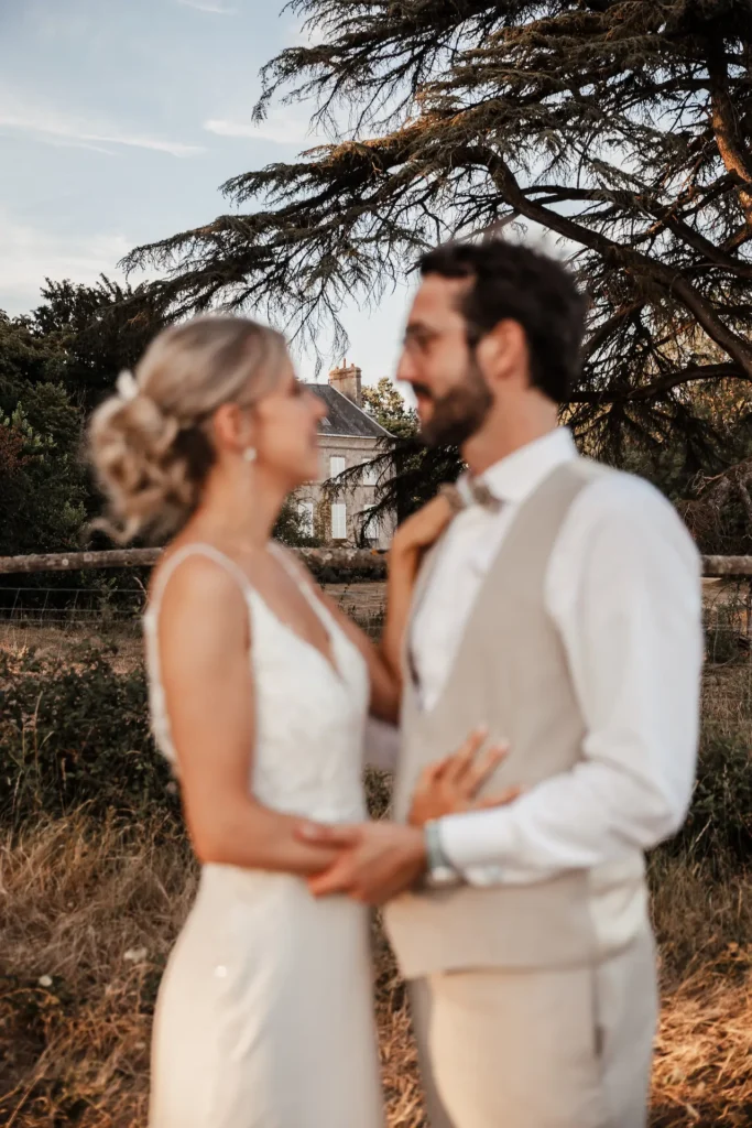 Accueil photographie de mariage floue en normandie orne devant château domaine de la touche