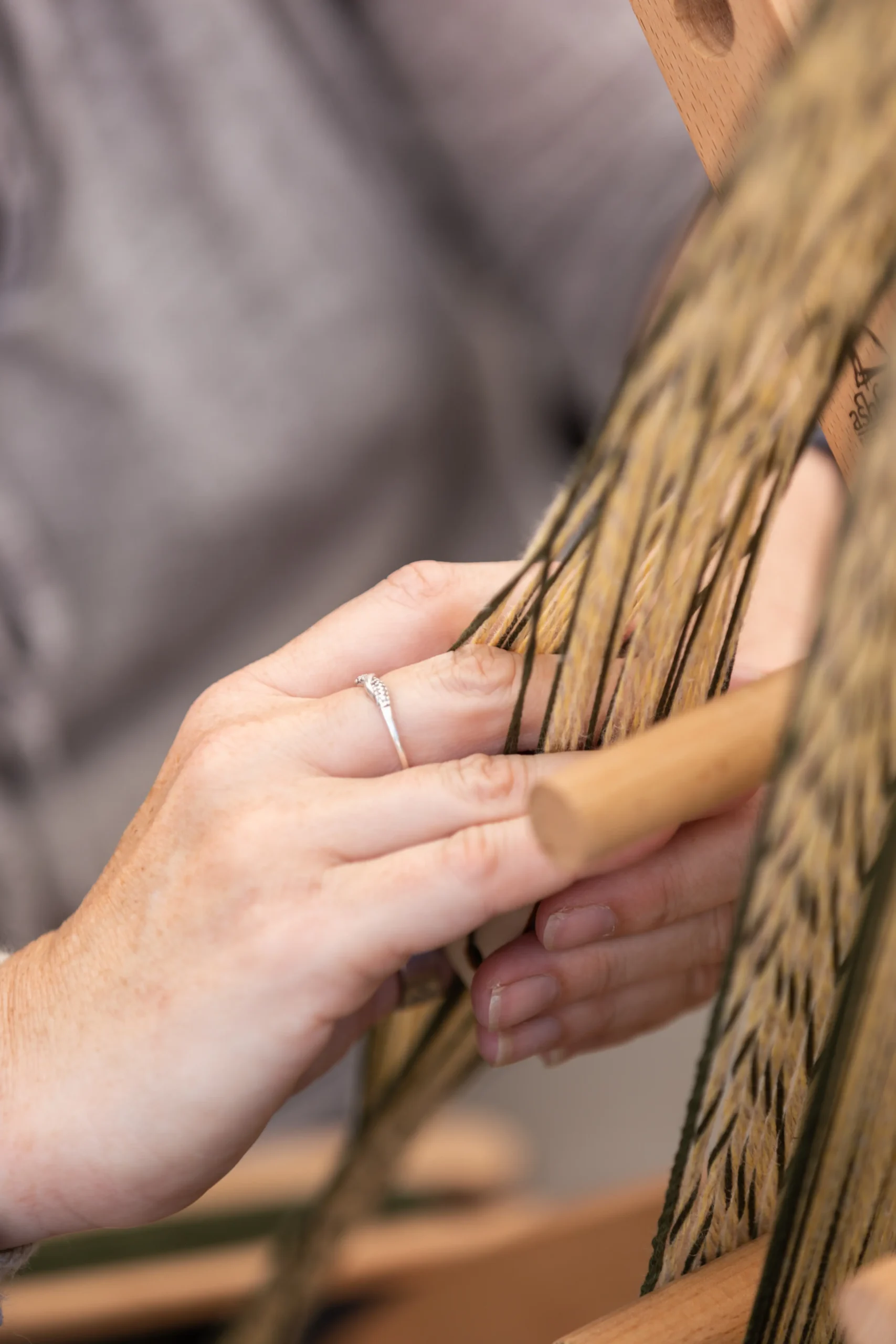 main tenant des fibres naturelles beiges et noires tissées tissage normand rendez vous des savoir faire beuzeville