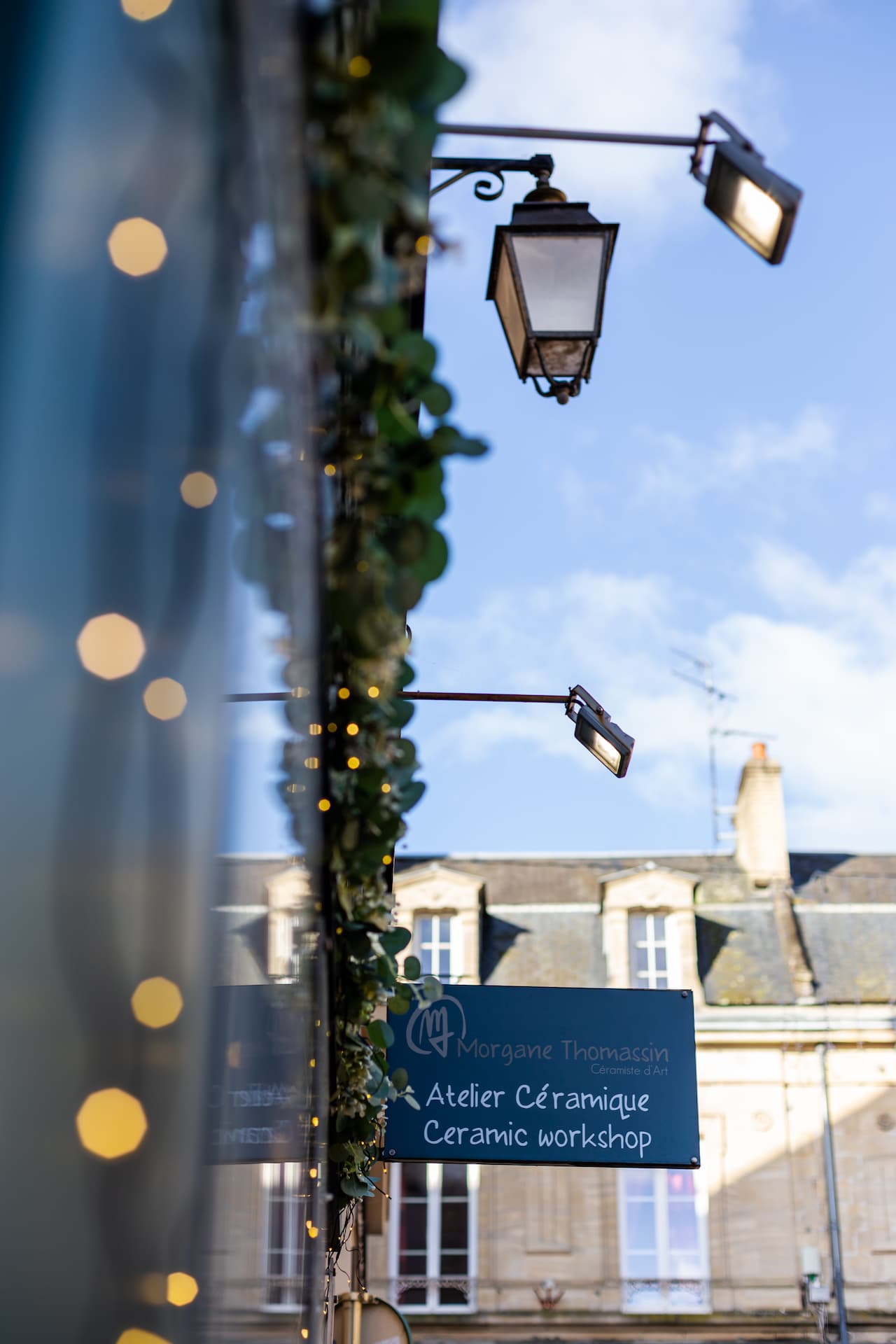 devanture lumineuse colorée céramiste bayeux atelier boutique photographie